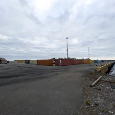 En skrothög bakom väggar i Koverhar hamn, skrotet ska skeppas vidare ut ur landet.
