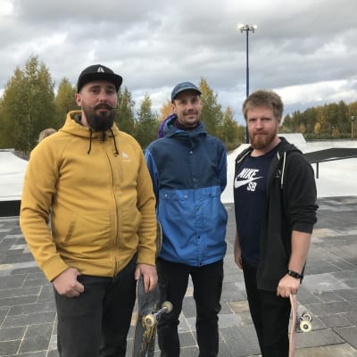 Miika Söderlund, Jussi Haapamäki och Markus Muurimäki under invigningen av Vasas nya skatepark vid Metviken.