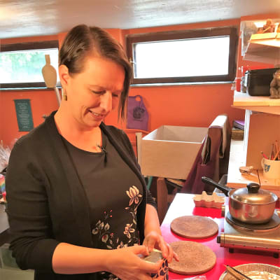 Nina Björkman stöper ljus.