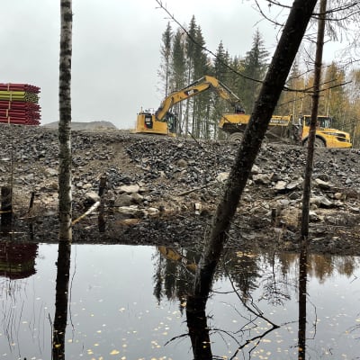 Ojalan työmaalla on kerääntynyt hulevesiä isoksi lammikoksi työmaan reunalle