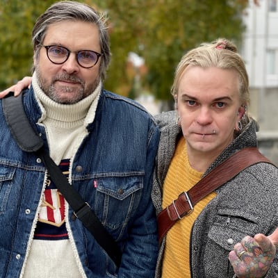 Tuomas Ohtonen ja Sasu Kerman seisovat vierekkäin ja katsovat kameraan syksyisessä maisemassa Kuopiossa.