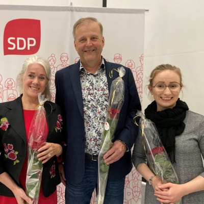 Pohjanmaan sosiaalidemokraattien uusi puheenjohtajisto. Kuvassa kukkapuskat kädessään Emma Haapasaari, Kari Kivinummi ja Aira Helala