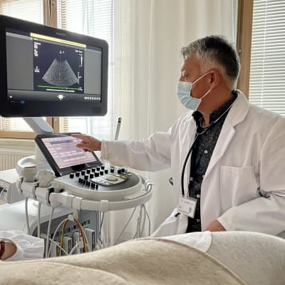 Sydänlääkäri Zar Nuri tukii ultraäänellä potilaan sydäntä.