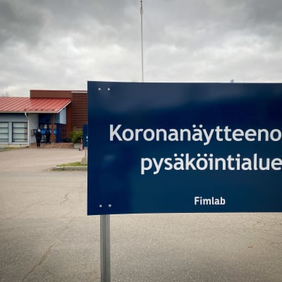 Koronanäytteenotto-kyltti rakennuksen edessä.