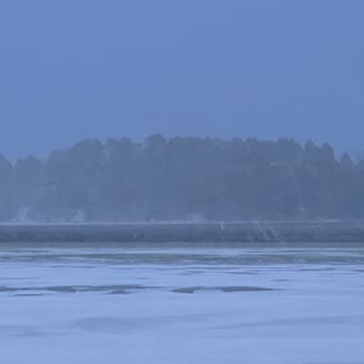 Kuopion Kallavesi on jo paikoin jäässä. Jäällä on useita senttejä lunta.