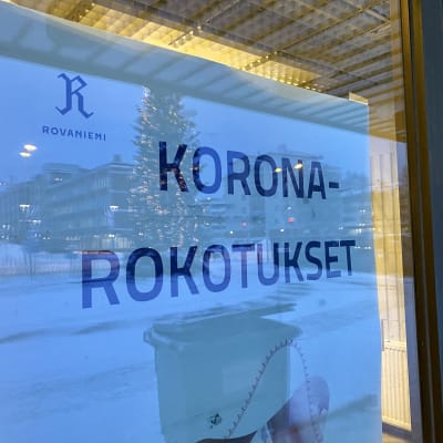 Oveen liimattu lappu, jossa lukee KORONAROKOTUKSET ja Rovaniemen kaupungin logo.