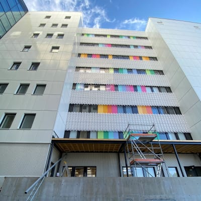 Fyrsjukhuset i Åbo har en färggrann fasad.