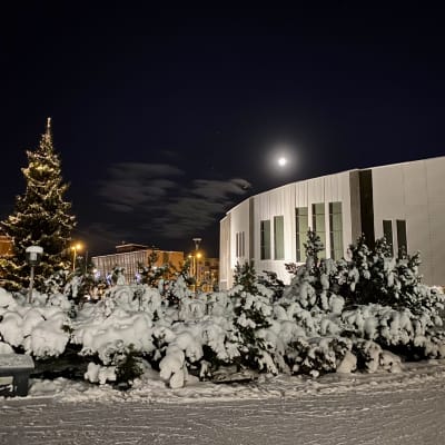 Rovaniemen kaupungintalo, luminen maisema, täysikuu paistaa. 