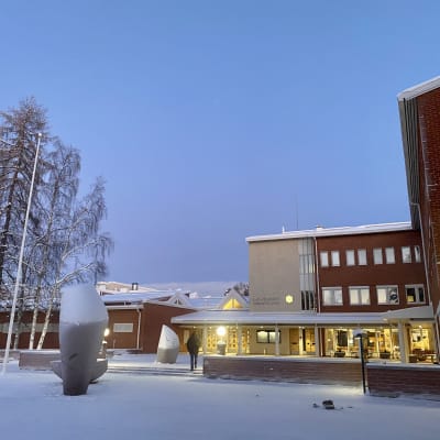 Lapin yliopiston päärakennus talvella. 