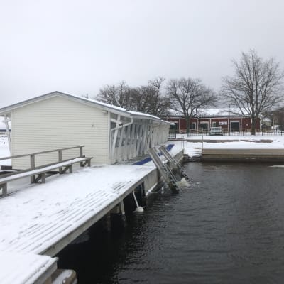 Vinterbadplatsen i Ekenäs med hus för omklädning och bastu.