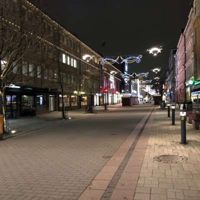 Kävelykatu tyhjänä Turun keskustassa 12.1.2022.