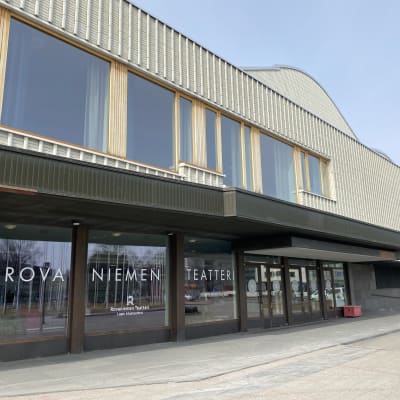 Rovaniemen teatteri edestäpäin kuvattuna, ikkunassa lukee teatterin nimi isoin kirjaimin.