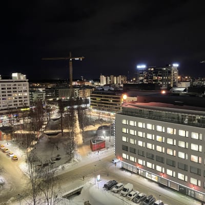 Oulun kaupunkikeskusta ja Letkun puisto ( Otto Karhin puisto) iltavalaistuksessa.