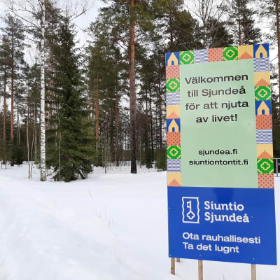 Sjundeås reklamskylt som välkomnar oss att njuta av livet i Sjundeå.