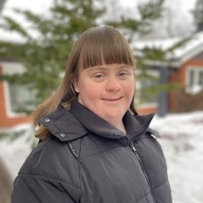Ida Nummelin är glad över att bo tillsammans med två väninnor i Grankulla. 