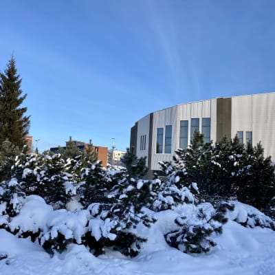 Rovaniemen kaupungintalo lumisessa maisemassa. 