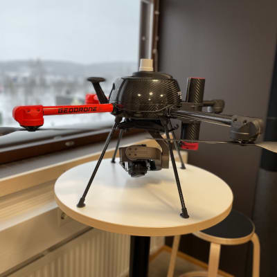 Taajamissa lennätettävät kuvaus- ja mittausdronet on jatkossa varustettava integroiduin laskuvarjoin. Kuvassa protyyppidrone, joka on suunniteltu Jyväskylän kaupungin käyttöön.