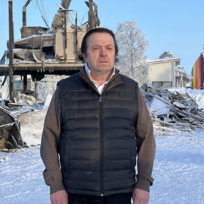 Kauppias Antero Ylävaara entisen Kuukkeli-kaupan edustalla.