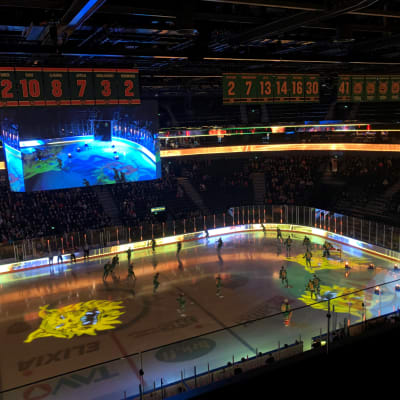 Tampereen areena kuvattuna ylhäältä. Kuvassa näkyy jääkiekkoseura ilveksen tunnuksia ja värejä.