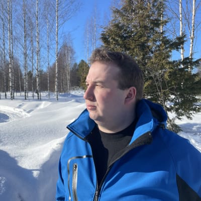 Paltamolainen Jari-Matti Säkkinen kuvattuna kotitalonsa pihalla. Liittyy maanpuolustustahdon kohoamiseen Venäjän hyökättyä Ukrainaan keväällä 2022. 