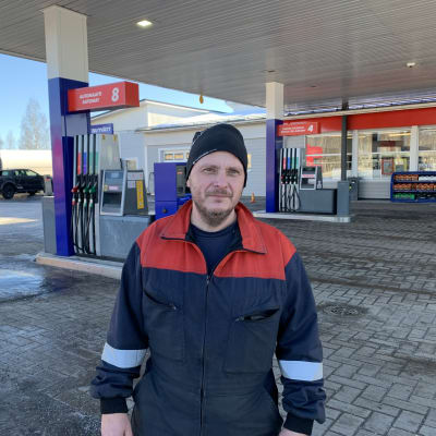 Stefan Hjorth står vid en besninpump vid Teboil Fladan i Korsholm.
