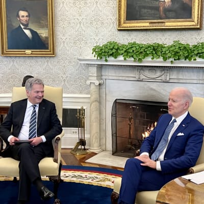 Presidenterna Sauli Niinistö och Joe Biden i Vita huset 4.3 2022.
