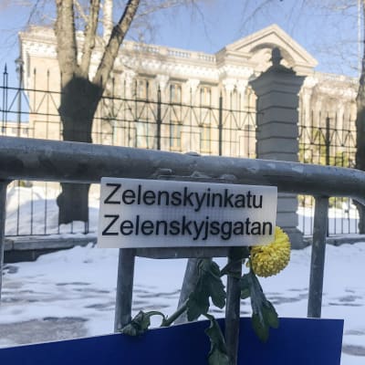 En gatuskylt utanför ryska ambassaden på Fabriksgatan i Helsingfors ger gatan namnet Zelenskyinkatu - Zelenskyjsgatan i stället.