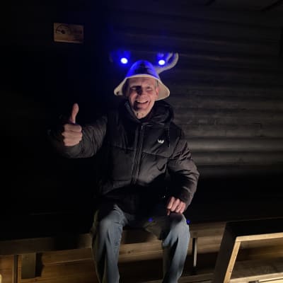 Sauna-Tero istuu saunassa toppatakki päällään. Kohta on aika aloittaa saunominen oikeasti.