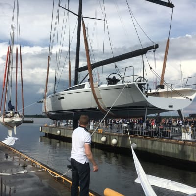 Jubileumsmodellen Swan Club 50 sjösätts under 50årsfestligheter