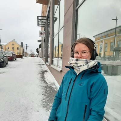 Kvinna framför skyltfönster