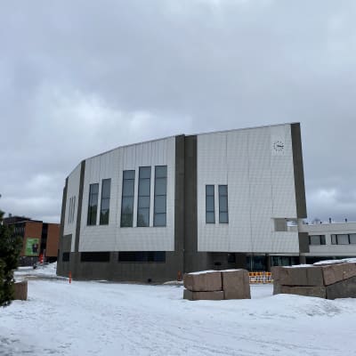 Rovaniemen kaupungintalo, luminen maa.