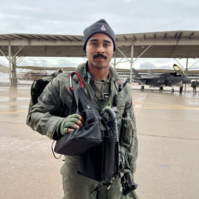 Piloten Merrick Isley gör sig redo för övningsflygning med F-35 jaktplanet på flygbasen i Utah.
