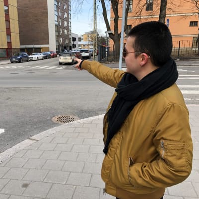 Opiskelija Mike Valtonen näyttää onnettomuuspaikkaa.