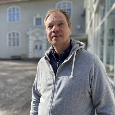 Jonas Forsman är historielärare i gymnasiet i Helsingfors. 