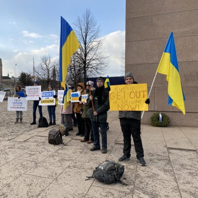 Demonstranter i Helsingfors protesterar mot Rysslands krig i Ukraina.