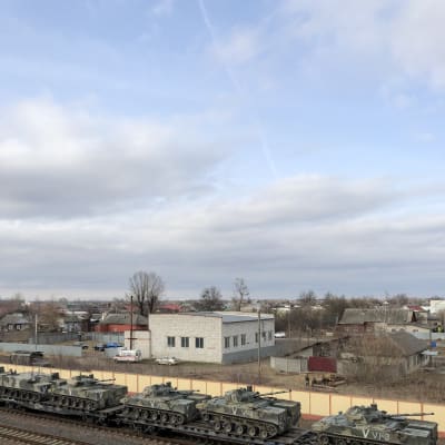 Ryska stridsvagnar transporteras på tåg via Belarus till kriget i Ukraina.