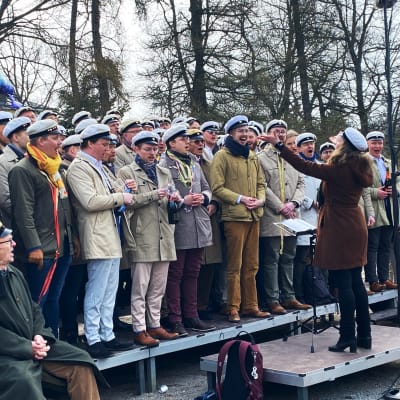 Akademen uppträder i Kajsaniemiparken.