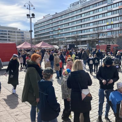 Ihmisiä Vaasan vapputorilla 1.5.2022