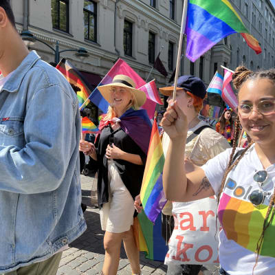 Pride-kulkue Esplanadilla Helsingissä