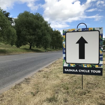 Tien varressa Lappeenrannan Satamatiellä on Saimaa Cycle Tourin opastekyltti.
