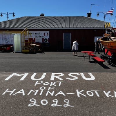 Asfaltissa on maalattuna teksti "MURSU Port of Hamina-Kotka 2022"