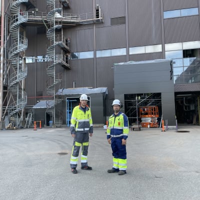 Savon Voiman liiketoimintajohtaja Juha Räsänen ja Joensuun yksikön tuotantopäällikkö Veli-Matti Keronen Joensuun voimalaitoksella.