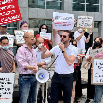 Republikanen Stefano Forte (vit pikeskjorta) talar i demonstration för hyresvärdarnas rättigheter i New York.