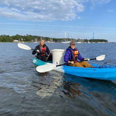 Tiina Niemi ja Venla Kankainen melovat Itämeri Plogging -hankkeen kajakilla rannoilta roskia keräten 