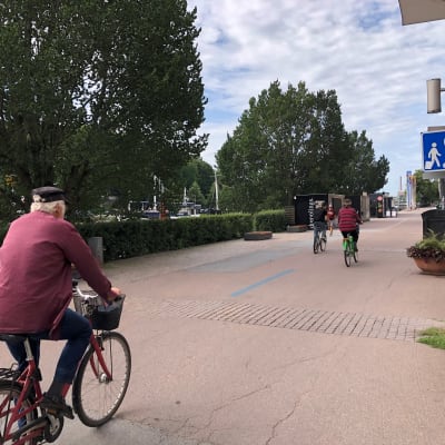 Pyöräilijöitä Turun Aurajokirannassa.