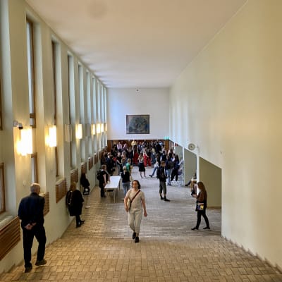 Människor i en lång korridor. 