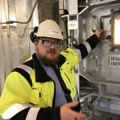 Utvecklingschef Juha Ripatti på Westenergy förevisar förbränningspannorna.