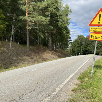 Trafikskylt varnar för beläggningsskador