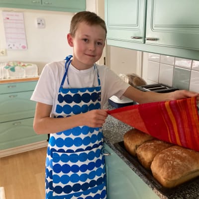 Paulus Aitto-oja on 13-vuotias leipomoyrittäjä. Hän leipoo hiivaleipiä viikottain myytäväksi.