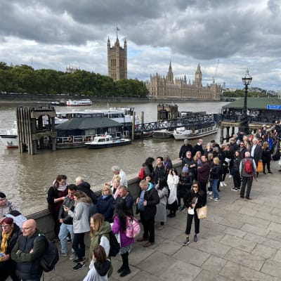 Kilometerlång kö på andra sidan Themsen när folk vill se drottningens kista i Westminster Hall